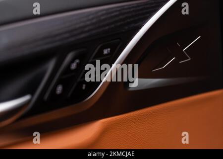 Moderner Türgriff im Innenraum des Autos aus nächster Nähe. Türöffnergriff innen aus Metall. Stockfoto