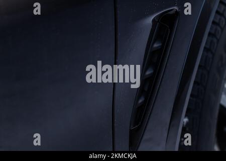 Autoteile. Fahrzeugaußenseite. Moderne Fahrzeugaußenseite. Stockfoto