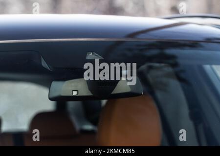 Windschutzscheiben-Regen- und Lichtsensoren des modernen Autos. Regensensor des Fahrzeugs. Stockfoto