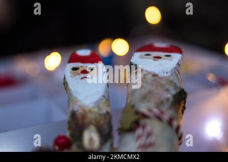 Naumburg, Deutschland. 26.. November 2022. Zwei Weihnachtsmann-Figuren aus Birkenzweigen liegen in einem Innenhof von Naumburg. Zahlreiche Institutionen sowie Unternehmen und Privatpersonen öffnen ihre Höfe am ersten Adventswochenende in Naumburg. Besucher können Bereiche sehen, die ansonsten nicht sichtbar sind. Kredit: Frank Hammerschmidt/dpa/Alamy Live News Stockfoto