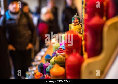 Naumburg, Deutschland. 26.. November 2022. Im Kloster der Naumburger Kathedrale von St. Peter und Paul, handgemachte Kerzen werden an einem Stand verkauft. Zahlreiche Institutionen sowie Unternehmen und Privatpersonen öffnen ihre Höfe am ersten Adventswochenende in Naumburg. Besucher können Bereiche sehen, die ansonsten nicht sichtbar sind. Kredit: Frank Hammerschmidt/dpa/Alamy Live News Stockfoto