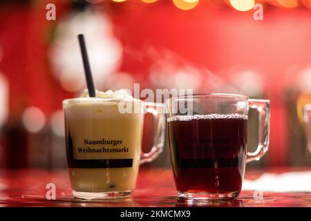 Naumburg, Deutschland. 26.. November 2022. Heiße Getränke werden auf dem Naumburger Weihnachtsmarkt verkauft. Neben dem Weihnachtsmarkt haben zahlreiche Institutionen sowie Unternehmen und Privatpersonen ihre Höfe am ersten Adventswochenende in Naumburg eröffnet. Besucher können hier manchmal Bereiche sehen, die ansonsten verborgen sind. Kredit: Frank Hammerschmidt/dpa/Alamy Live News Stockfoto