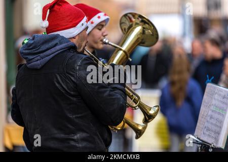 Naumburg, Deutschland. 26.. November 2022. Musiker stehen vor einem Eingang zum Innenhof und spielen Weihnachtsmusik. Zahlreiche Institutionen sowie Unternehmen und Privatpersonen öffnen ihre Höfe am ersten Adventswochenende in Naumburg. Besucher können Bereiche sehen, die ansonsten nicht sichtbar sind. Kredit: Frank Hammerschmidt/dpa/Alamy Live News Stockfoto