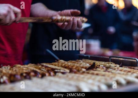 Naumburg, Deutschland. 26.. November 2022. Thüringer Bratwürste liegen auf dem Grill. Zahlreiche Institutionen sowie Unternehmen und Privatpersonen öffnen ihre Höfe am ersten Adventswochenende in Naumburg. Besucher können Bereiche sehen, die ansonsten nicht sichtbar sind. Kredit: Frank Hammerschmidt/dpa/Alamy Live News Stockfoto
