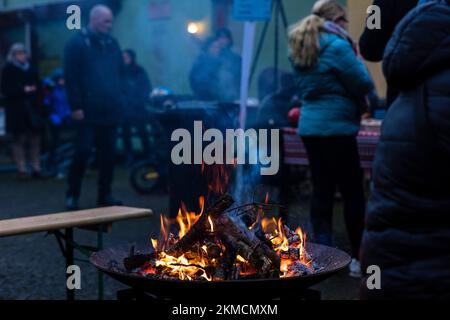 Naumburg, Deutschland. 26.. November 2022. Ein Holzfeuer brennt im Hof. Zahlreiche Institutionen sowie Unternehmen und Privatpersonen öffnen ihre Höfe am ersten Adventswochenende in Naumburg. Besucher können Bereiche sehen, die ansonsten nicht sichtbar sind. Kredit: Frank Hammerschmidt/dpa/Alamy Live News Stockfoto