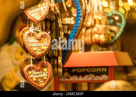 Naumburg, Deutschland. 26.. November 2022. Lebkuchenherzen werden auf dem Naumburger Weihnachtsmarkt verkauft. Neben dem Weihnachtsmarkt haben zahlreiche Institutionen sowie Unternehmen und Privatpersonen ihre Höfe am ersten Adventswochenende in Naumburg eröffnet. Besucher können hier manchmal Bereiche sehen, die ansonsten verborgen sind. Kredit: Frank Hammerschmidt/dpa/Alamy Live News Stockfoto