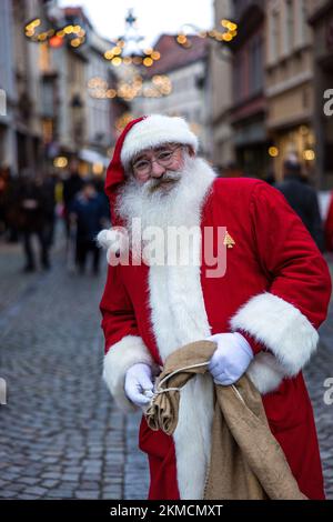 Naumburg, Deutschland. 26.. November 2022. Ein Weihnachtsmann geht in einer Einkaufsstraße in der Stadt Naumburg spazieren. Zahlreiche Institutionen sowie Geschäfts- und Privatleute öffnen ihre Gärten am ersten Adventswochenende in Naumburg. Besucher können Bereiche sehen, die ansonsten nicht sichtbar sind. Kredit: Frank Hammerschmidt/dpa/Alamy Live News Stockfoto