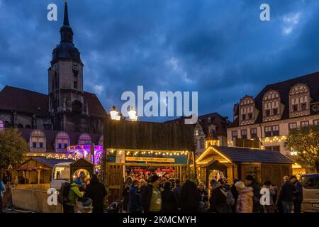 Naumburg, Deutschland. 26.. November 2022. Viele Menschen haben sich auf dem Naumburger Weihnachtsmarkt versammelt. Neben dem Weihnachtsmarkt haben zahlreiche Institutionen sowie Geschäfts- und Privatleute ihre Höfe am ersten Adventswochenende in Naumburg eröffnet. Besucher sehen hier teilweise Bereiche, die ansonsten verborgen bleiben. Kredit: Frank Hammerschmidt/dpa/Alamy Live News Stockfoto