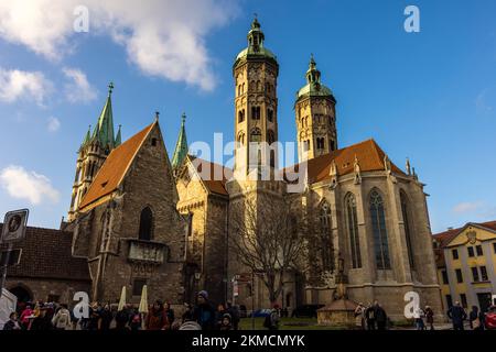 Naumburg, Deutschland. 26.. November 2022. Man kann zu Fuß zur Kathedrale von Naumburg laufen Peter und Paul. Zahlreiche Institutionen sowie Unternehmen und Privatpersonen öffnen ihre Höfe am ersten Adventswochenende in Naumburg. Besucher können Bereiche sehen, die ansonsten nicht sichtbar sind. Kredit: Frank Hammerschmidt/dpa/Alamy Live News Stockfoto