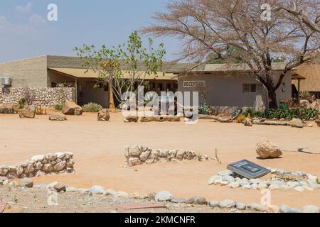 Solitaire, Namibia - 01. Oktober 2018: Tankstelle Solitaire in der Namibwüste, Namib-Naukluft-Nationalpark. Kleine Siedlung in der Khomas R. Stockfoto