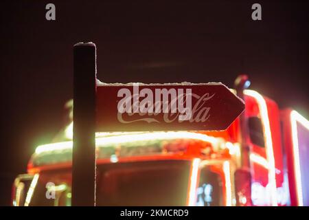 Viborg, Dänemark, 2021. Dezember: Coca-Cola-Schild neben dem Weihnachtswagen Stockfoto