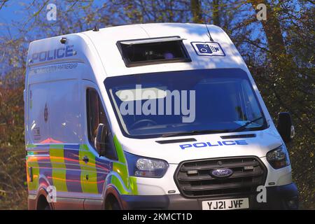 Ein mobiler Polizeiwagen, der am Straßenrand in Wakefield, West Yorkshire, UK, geparkt ist Stockfoto