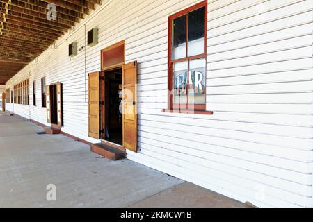 290 lange Veranda eines großen Holzgebäudes aus dem Jahre 1911 n. Chr. Malanda-Australien. Stockfoto