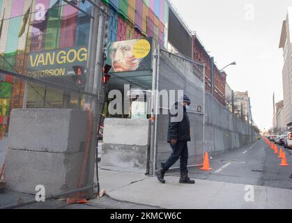 MONTREAL, QUEBEC, KANADA: Ein Mann verlässt ein Tor in einem Zaun, der errichtet wurde, um die Umgebung des Montreal Convention Centre vor der COP 15, der UN-Konferenz zur Erhaltung der biologischen Vielfalt in Montreal, Quebec, Kanada, am Samstag, den 26. November, zu sichern. 2022. Die Konferenz findet vom 7. Bis 19. Dezember statt. Foto: Graham Hughes/Freelance Stockfoto