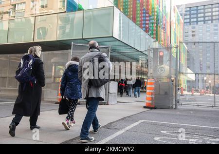 MONTREAL, QUEBEC, KANADA: Die Menschen gehen durch ein Tor in einem Zaun, der errichtet wurde, um den Umkreis des Montreal Convention Centre vor der COP 15, der UN-Konferenz zur Erhaltung der biologischen Vielfalt in Montreal, Quebec, Kanada, Samstag, 26. November, zu sichern. 2022. Die Konferenz findet vom 7. Bis 19. Dezember statt. Foto: Graham Hughes/Freelance Stockfoto