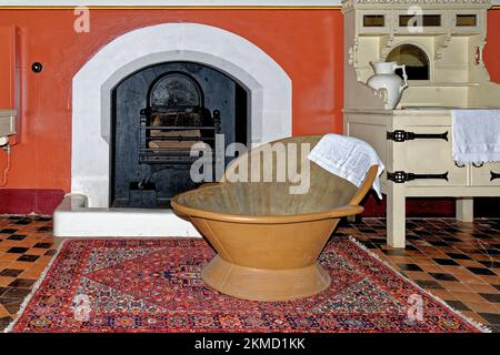 Viktorianisches Schlafzimmer im Castell Coch oder Red Castle. Castle Coch - The Red Castle, Tongwynlais, Cardiff, Wales, Vereinigtes Königreich, Europa - 15. Octob Stockfoto