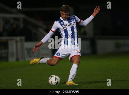 Louis Stephenson von Hartlepool United während der zweiten Runde des FA Cup zwischen Hartlepool United und Harrogate Town im Victoria Park, Hartlepool, am Samstag, den 26.. November 2022. (Kredit: Michael Driver | MI News) Kredit: MI News & Sport /Alamy Live News Stockfoto