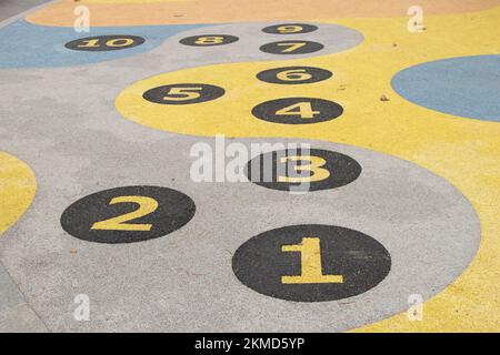 Kinderspiel mit Zahlen in Kreisen auf dem Spielplatz auf den Straßen zum Springen in der Ukraine, Spielplatz, Spiel für Kinder Stockfoto