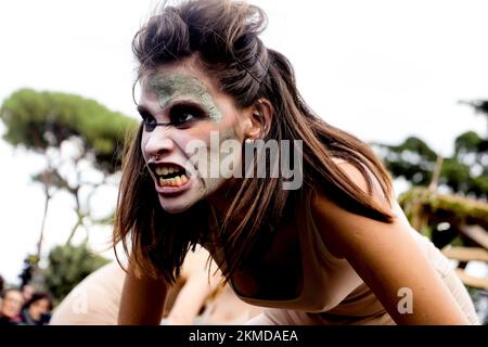 26. November 2022 - Aufführung während der Demonstration Gewalt gegen Frauen. Rom, Italien © EvandroInetti via ZUMA Wire (Kreditbild: © Evandro Inetti/ZUMA Press Wire) Stockfoto