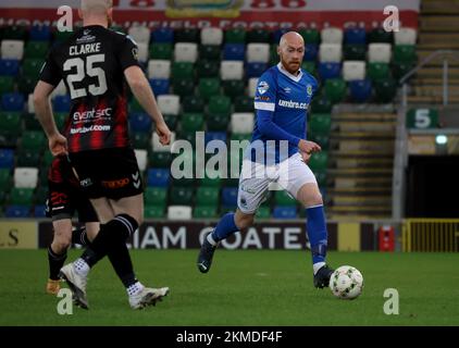 Windsor Park, Belfast, Nordirland, Großbritannien. 26. November 2022. Danske Bank Premiership – Linfield gegen Kreuzritter. Action aus dem Spiel des Abends im Windsor Park (Linfield in Blau). Chris Shields geht nach vorn für Linfield. Kredit: CAZIMB/Alamy Live News. Stockfoto