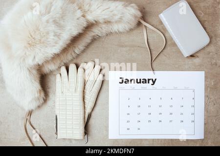 Winter flach liegend mit Pelzmütze, Handschuhen und januar Kalender. Stockfoto