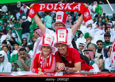 Doha, Katar. 26.. November 2022. Polnische Fans beim FIFA-Weltmeisterschaftsspiel Katar 2022 Gruppe C zwischen Polen und Saudi-Arabien im Education City Stadium in Doha, Katar, am 25. November 2022 (Foto: Andrew Surma/Credit: SIPA USA/Alamy Live News Stockfoto