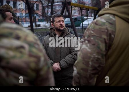 Kiew, Ukraine. 25.. November 2022. Ukrainischer Präsident Wolodymyr Zelenskyy, Center, sieht die Zerstörung ziviler Wohnungen durch russische Raketen, 25. November 2022 in Wyschgorod, Oblast Kiew, Ukraine. Kredit: Ukrainischer Ratsvorsitz/Pressestelle Des Ukrainischen Präsidenten/Alamy Live News Stockfoto