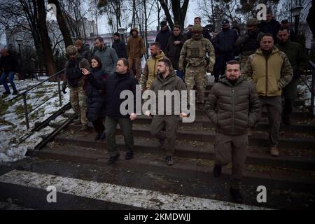 Kiew, Ukraine. 25.. November 2022. Der ukrainische Präsident Wolodymyr Zelenskyy, Center, führt am 25. November 2022 in Vyschgorod, Oblast Kiew, Kiew, durch russische Raketen die Zerstörung ziviler Wohnungen durch, zusammen mit dem Kiew-Gouverneur Oleksiy Kuleba, Linke, und dem stellvertretenden Leiter des Büros des Präsidenten Kyrylo Timoschenko, am Vyschorod, Ukraine. Kredit: Ukrainischer Ratsvorsitz/Pressestelle Des Ukrainischen Präsidenten/Alamy Live News Stockfoto