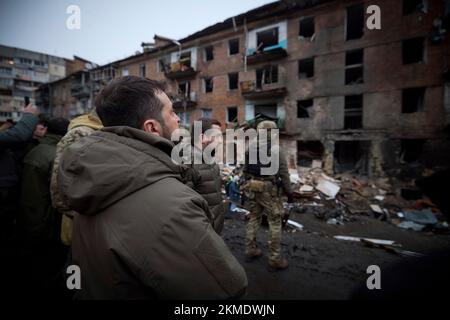 Kiew, Ukraine. 25.. November 2022. Der ukrainische Präsident Wolodymyr Zelenskyy, rechts, sieht die Zerstörung ziviler Wohnungen durch russische Raketen, Stellvertretender Leiter des Büros des Präsidenten Kyrylo Timoschenko, Right, 25. November 2022 in Wyschgorod, Oblast Kiew, Ukraine. Kredit: Ukrainischer Ratsvorsitz/Pressestelle Des Ukrainischen Präsidenten/Alamy Live News Stockfoto