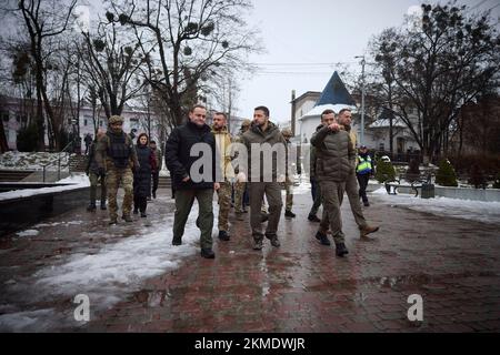 Kiew, Ukraine. 25.. November 2022. Der ukrainische Präsident Wolodymyr Zelenskyy, Center, führt am 25. November 2022 in Vyschgorod, Oblast Kiew, Kiew, durch russische Raketen die Zerstörung ziviler Wohnungen durch, zusammen mit dem Kiew-Gouverneur Oleksiy Kuleba, Linke, und dem stellvertretenden Leiter des Büros des Präsidenten Kyrylo Timoschenko, am Vyschorod, Ukraine. Kredit: Ukrainischer Ratsvorsitz/Pressestelle Des Ukrainischen Präsidenten/Alamy Live News Stockfoto