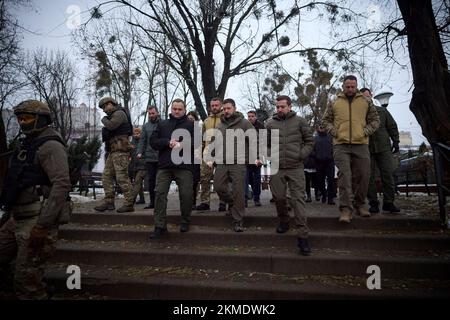 Kiew, Ukraine. 25.. November 2022. Der ukrainische Präsident Wolodymyr Zelenskyy, Center, führt am 25. November 2022 in Vyschgorod, Oblast Kiew, Kiew, durch russische Raketen die Zerstörung ziviler Wohnungen durch, zusammen mit dem Kiew-Gouverneur Oleksiy Kuleba, Linke, und dem stellvertretenden Leiter des Büros des Präsidenten Kyrylo Timoschenko, am Vyschorod, Ukraine. Kredit: Ukrainischer Ratsvorsitz/Pressestelle Des Ukrainischen Präsidenten/Alamy Live News Stockfoto