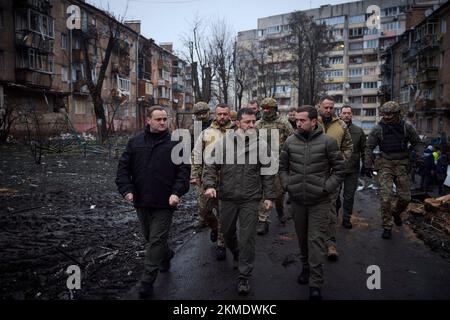 Kiew, Ukraine. 25.. November 2022. Der ukrainische Präsident Wolodymyr Zelenskyy, Center, führt am 25. November 2022 in Vyschgorod, Oblast Kiew, Kiew, durch russische Raketen die Zerstörung ziviler Wohnungen durch, zusammen mit dem Kiew-Gouverneur Oleksiy Kuleba, Linke, und dem stellvertretenden Leiter des Büros des Präsidenten Kyrylo Timoschenko, am Vyschorod, Ukraine. Kredit: Ukrainischer Ratsvorsitz/Pressestelle Des Ukrainischen Präsidenten/Alamy Live News Stockfoto