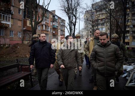 Kiew, Ukraine. 25.. November 2022. Der ukrainische Präsident Wolodymyr Zelenskyy, Center, führt gemeinsam mit dem Kiew-Gouverneur Oleksiy Kuleba, Left, und dem stellvertretenden Leiter des Büros des Präsidenten Kyrylo Timoschenko, Right, 25. November 2022 in Vyschgorod, Oblast Kiew, durch die Zerstörung ziviler Wohnungen. Ukraine. Kredit: Ukrainischer Ratsvorsitz/Pressestelle Des Ukrainischen Präsidenten/Alamy Live News Stockfoto