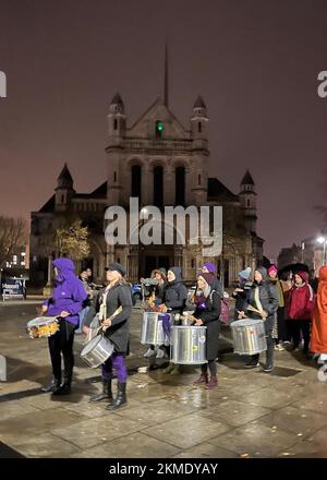 Handout-Foto von Reclaim in der Nacht von Demonstranten, die während eines Protestes von "Reclaim the Night" durch die Straßen von Belfast marschierten. Sie protestieren gegen geschlechtsspezifische Gewalt und verteidigen das Recht auf Protest. Die "Reclaim the Night" begann 1977 auf den Straßen von Leeds als Protest gegen den Rat der Polizei von West Yorkshire an Frauen, nachts zu Hause zu bleiben, als Reaktion auf 13 Morde des Yorkshire Ripper. Die Kampagne wurde auf alle geschlechtsspezifischen Gewalttätigkeiten ausgeweitet. Foto: Samstag, 26. November 2022. Stockfoto