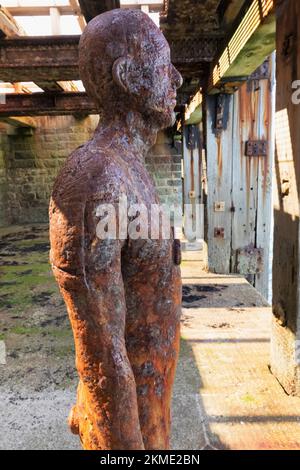 England, Kent, Folkestone, Folkestone Harbour, The Harbour Arm, Skulptur mit dem Titel "Another Time XVIII" von Antony Gormley Stockfoto