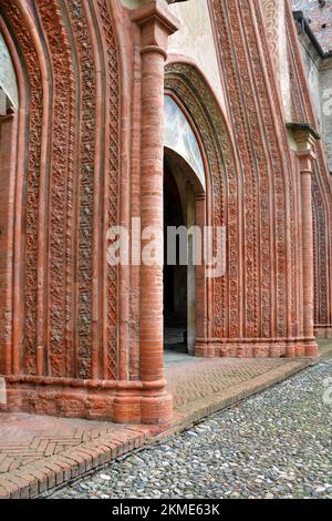 Buttigliera Alta, Piemont, Italien -10-22-2022- die gotische Abtei San Antonio di Ranverso am Eingang zum Susa-Tal Stockfoto