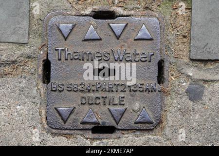 Thames Water Mannhole Cover in London England Vereinigtes Königreich Stockfoto
