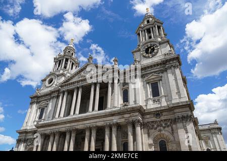 West vor der St. Paul's Kathedrale in London England United Kingdom UK Stockfoto