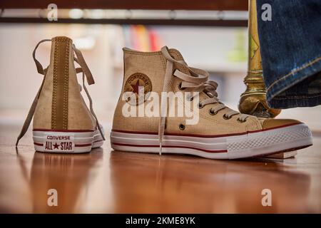 Buenos Aires, Argentinien - 09 15 2022: Converse Chuck Taylor All Stars Sportschuhe aus Segeltuch Fabrikat, auch bekannt als Chucks Sneakers in Feenfarbe Stockfoto