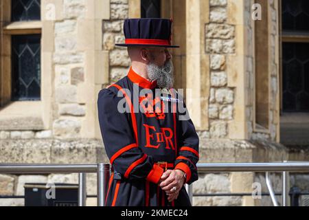 Yeoman Warder, Beefeater at the Tower of London, London, England, Vereinigtes Königreich Stockfoto