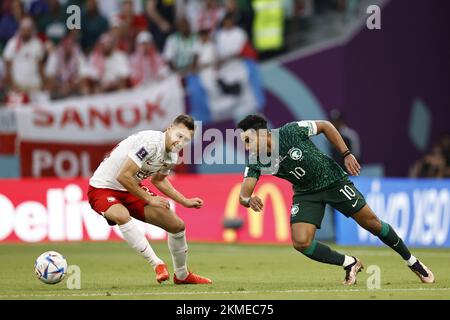 DOHA - (LR) Przemyslaw Frankowski (Polen), Salem Al-Dawsari (Saudi-Arabien) während des FIFA-Weltmeisterschafts-Spiels Katar 2022 Gruppe C zwischen Polen und Saudi-Arabien im Education City Stadium am 26. November 2022 in Doha (Katar). AP | niederländische Höhe | MAURICE AUS STEIN Stockfoto