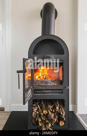 Metallherd im skandinavischen Stil. Wohnzimmer. Innenelement Stockfoto