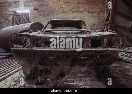 Altes zerlegtes Auto in einer verlassenen Fabrik Stockfoto