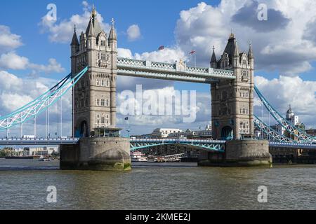 Die Tower Bridge über die Themse in London, England Vereinigtes Königreich Großbritannien Stockfoto