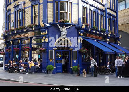 Personen außerhalb des Shipwrights Arms Pub in der Nähe der London Bridge, London England Vereinigtes Königreich Stockfoto