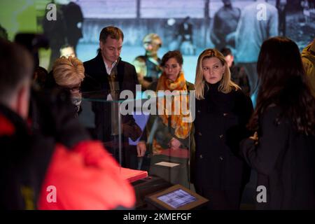 Kiew, Ukraine. 26.. November 2022. Ukrainische First Lady Olena Zelenska, rechts, belgischer Premierminister Alexander De Croo, Linke und belgischer Außenminister Hadja Lahbib, Center, sehen Ausstellungen im Nationalmuseum des Holodomor-Genozids während Veranstaltungen anlässlich des 90.. Jahrestages der Holodomor-Hungersnot am 26. November 2022 in Kiew, Ukraine. Kredit: Ukrainischer Ratsvorsitz/Pressestelle Des Ukrainischen Präsidenten/Alamy Live News Stockfoto