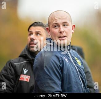 Warrington, Großbritannien. 26.. November 2022. 26. November 2022, Warrington, England, Vereinigtes Königreich: Warrington, England, 26 2022. November. Der Torwart von Warrington Town Tony Thompson und South Shields Manager Kevin Phillips, Warrington Town und South Shields im Cantilever Park in Warrington, England. (Kreditbild: ©Cody Froggatt) Kredit: Cody Froggatt/Alamy Live News Stockfoto