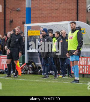 Warrington, Großbritannien. 26.. November 2022. 26. November 2022, Warrington, England, Vereinigtes Königreich: Warrington, England, 26. November. South Shields Manager Kevin Phillips, Warrington Town und South Shields im Cantilever Park in Warrington, England. (Kreditbild: ©Cody Froggatt) Kredit: Cody Froggatt/Alamy Live News Stockfoto