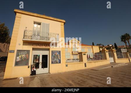 Fassade,restauriert,renoviert,Eden Theater,Cinema Eden Theater,Gebäude,das angeblich das älteste ist, Kino,Kino, in der Welt, um,Show,Film,Filme,on,Boulevard Clemenceau, La Ciotat, Südfrankreich, Frankreich, Küste, Küste, Mittelmeer, Französisch, Resort, Europa, Europa, La Ciotat ist eine Gemeinde im Departement Bouches-du-Rhône in der Region Provence-Alpes-Côte d'Azur in Südfrankreich. Stockfoto