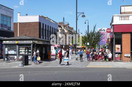 Shoppers on South Street, Romford, London Borough of Havering, England Großbritannien Stockfoto